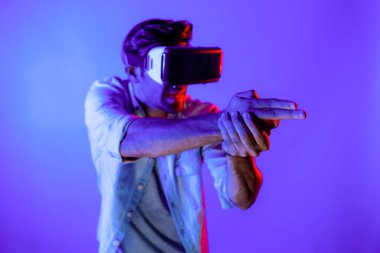 Kafkasyalı zeki bir adam VR gözlük takıyor ve hareket eden bir jest silahı taşıyor. Oyuncu, gelecekteki sanal gerçeklik kulaklığını ya da gelecekteki yenilikleri kullanarak meta dünyaya giriyor ya da aksiyon oyunu oynuyor. Sapma.