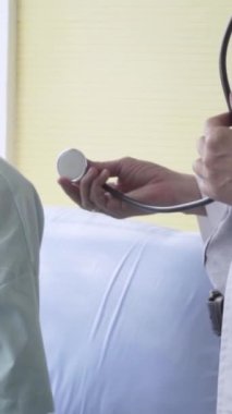 Doktor ya da hekim, hastanedeki ya da klinikteki hasta ile ilgilenir. Mutlu hasta doktoru ziyaret eder ve hastalığın tedavisi hakkında konuşur. Tıbbi sağlık ve doktor hizmeti kavramı.