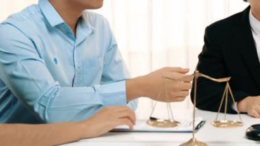 Avukat, hukuk bürosunda pazarlık yoluyla iş anlaşmazlığını çözmek için iki taraf arasında uzlaşma teklif ediyor. Yasal arabuluculuk ve çatışma çözme servisi. Ağır çekim. Katı.