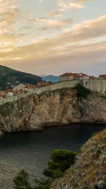Hırvatistan 'ın Dubrovnik kentinin Zaman Hızı - Hırvatistan' ın Dubrovnik Eski Kenti 'nin tarihi duvarı Hırvatistan' ı ziyaret eden turistler için önemli bir seyahat noktası. Dubrovnik UNESCO Dünya Mirası olarak listelendi.