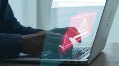 İş adamı hacklemeyi önlemek için siber güvenlik zayıf noktalarını belirler. Sistemi etkili güvenlik önlemleri ve hack 'lenemez stratejileri olan hackerlara karşı nasıl koruyacağınızı öğrenin