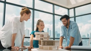 Profesyonel mimar mühendis takımı ev modeli inşaatını analiz etmek için birlikte çalışıyor. Bir grup mühendis ev tasarımı fikrini tartışıyor, paylaşıyor, beyin fırtınası yapıyor. Yaratıcı tasarım. İzleme