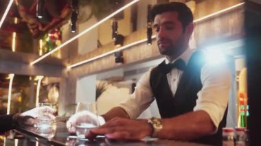 Lüks barlarda cin kokteyli ya da tonik servisi yapan akıllı barmenlere odaklanırken aynı zamanda sıcak bir gece kulübünün ışıltılı ve sıcak aydınlatma atmosferinde VIP müşterilerle canlı sohbetler. Vinosity.