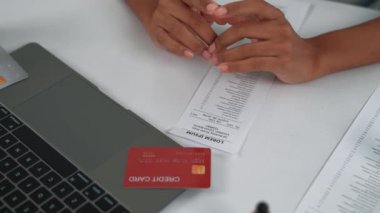 İnternet pazarından alışveriş yapan kadın modern yaşam tarzı için satış malzemeleri arıyor ve önemli siber güvenlik yazılımları tarafından korunan cüzdandan çevrimiçi ödeme için kredi kartı kullanıyor