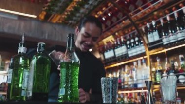 Asyalı barmenin karışık kokteyl likörünü likör karışımına katması, özel reklamı yaratıcı, canlandırıcı, bar lüksünde canlandırıcı bir vitrin haline getiriyor. Vinosity.