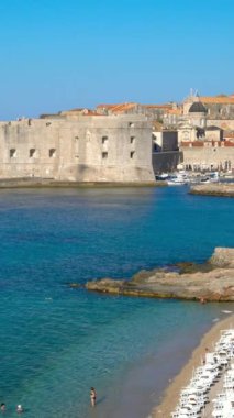 Hırvatistan 'ın Adriyatik Denizi kıyısındaki Dubrovnik Eski Kasabası - Hırvatistan' ın önde gelen tatil beldesi. Dubrovnik 'in eski kenti 1979 yılında Hırvatistan' ın UNESCO Dünya Mirasları listesine alındı.