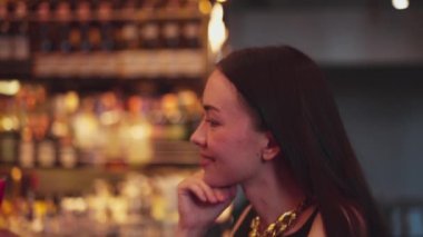 Barmen lüks tezgah barında güzel misafirler için çiçeklerle süslenmiş karışık votka kokteyli servis ediyor. Mükemmel canlı renk sunumu. Atmosfer gece kulübünü ön plana çıkarıyor. Vinosity.