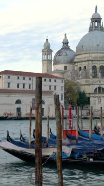 İtalya 'da Venedik Büyük Kanalı ufuk çizgisi. UNESCO 'nun dünya mirası olarak Venedik, İtalya' nın da yoğun limanı olan güzel şehir manzarasıyla İtalya 'da önemli bir turizm beldesi. .