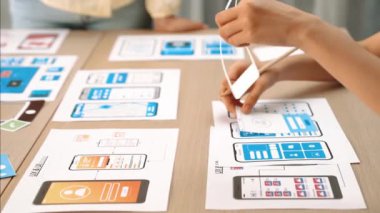 Mobil uygulama ya da web sitesi için kullanıcı arayüzü prototipi planlayan şirket çalışanlarının panorama videosu. UX UI tasarım beyin fırtınası kullanıcı dostu arayüz planı tasarlıyor. Sinerjik