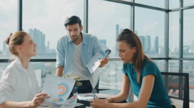 Profesyonel iş adamı akıllı yatırımcılara finansal grafiğini sundu. İşletme ekibinin birlikte çalışması, beyin fırtınası yapması, fikir paylaşması...