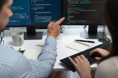 İki ekran ekranında yaratıcı web sitesi planlama yazılımını tartışan yetenekli geliştiriciler programı arka görüş konseptiyle ofiste tasarımı analiz eden tam yığın veri. Varsayım.