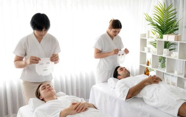 Kaplıca salonunun sakin, modern gündüz atmosferi, birkaç müşteri yüz maskesi takarak kendini yenilemeye çalışıyor. Yüz bakımı ve güzellik kozmetolojisi prosedürü. Sessiz.