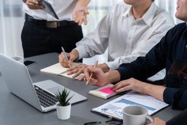 Veri analistleri ofis çalışanlarından oluşan bir ekip, mali, trend ve pazarlama verilerini analiz etmek için iş istihbaratı BI gösterge paneli üzerinde işbirliği yapmaktadır. BI yazılım kullanım sürücüsü iş başarısı. Tedbirli