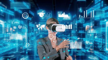 İş kadını kayıyor ve daire finans veri dünyası şekil monitörünü VR gözlükleri ile gösteriyor küresel pazar arayüzü dijital bilgi ağı teknolojisi görsel hologram animasyonu. Kısıtlanma.