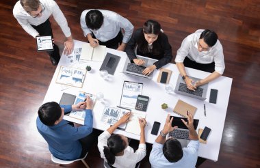 Üst düzey analist ekibi toplantı odasındaki mali verileri analiz etmek için BI Fintech 'i kullanıyor. İş anlayışı ve stratejik pazarlama planlaması için kağıt üzerinde analitik BI gösterge paneli. Tedbirli