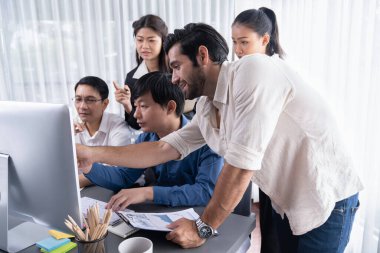 Bir grup farklı ofis çalışanı şirket ofis odasında stratejik iş pazarlama planlamasında birlikte çalışıyor. İş yeri konseptinde pozitif takım çalışması. Tedbirli