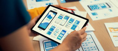 Başlangıçtaki UX geliştiricisinin panorama pankartı ya da şirket çalışanı tasarım kullanıcı arayüzü ya da mobil uygulama için UI prototipi ya da ofisteki tablet ekranında yazılım görüntüsü olan web sitesi yazılımı. Sinerjik