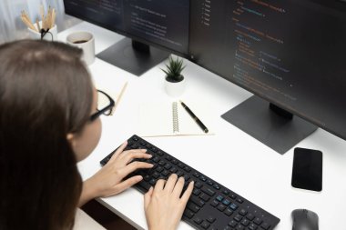 BT geliştiricisi kadın bilgisayar ekranında kodlama yapıyor, sosyal medya web sitesi sistemi yaratıyor, modern ofisteki program güncelleme veri merkezine otomatik olarak cevap veriyor. Varsayım.