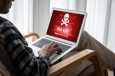 Bilgisayar ekranındaki virüs uyarısı mobil siber tehdit, hacker, bilgisayar virüsü ve kötü amaçlı yazılım tespit edildi