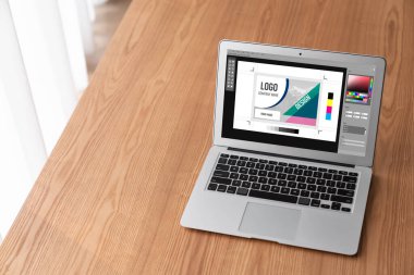 Web sayfasının modern tasarımı ve bilgisayar ekranında gösterilen ticari reklamlar için grafiksel tasarımcı yazılımı