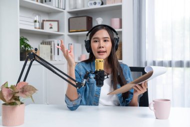 Kot pantolon giyen, yaratıcı yayın yapan genç Asyalı sunucu stüdyo dinleyicisiyle günlük hayatta pazarlamayı ya da danışmanı tanıtmayı online olarak anlatıyor. Taktik.