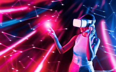 Meta-meta 'da siber punk stilinde ayakta duran zeki kadın metaevrene bağlı VR kulaklık takıyor, gelecekteki siber uzay teknolojisi kullanıyor, kadın sanal gerçekliğe dokunan bir nesne kullanıyor. Halüsinasyon.