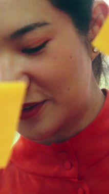 İş adamları ofisteki proje planlama kurulunda çalışıyor ve proje gelişimini analiz etmek için iş arkadaşlarıyla sohbet ediyorlar. Düzenli olması için cam duvara yapıştırılmış yapışkan notlar kullanıyorlar. .