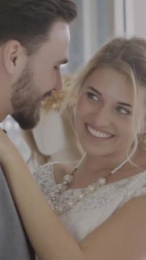 Gelinlik giymiş mutlu gelin ve damat düğün törenine hazırlanıyor. Kadın ve erkeğin romantik aşkı..