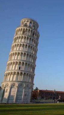 Pisa, İtalya 'da Eğik Pisa Kulesi. Pisa Kulesi, İtalya 'nın istenmeyen eğilimiyle dünya çapında tanınıyor. Çan kulesi Pisa Katedrali 'nin arkasında..