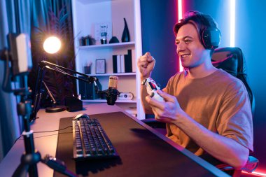 Kontrol kumandalı akıllı oyun flamasının tadını çıkarın. Modern teknoloji siber aydınlatma odasındaki yetenekli oyuncularla akıllı telefon reklamı üzerinden canlı yayın yapın. Bireysel.