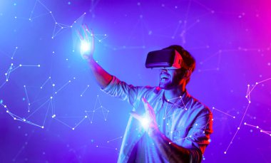 Akıllı adam veriye bakıyor ya da gözlük ya da VR kulaklık kullanarak büyük veri ya da sanal gerçekliğe bağlanıyor. Metastaz dünyasını keşfeden ve simüle edilmiş programa dokunan beyaz bir insan. Teknoloji. Sapma.