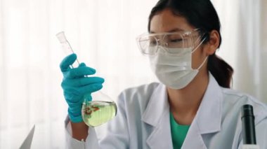 Laboratuvar araştırmacısı yeni bir ilaç geliştirir ya da tedavi eder. Laboratuvar tüpünde renkli kimyasal sıvı kullanır. Bilimsel veya kimya uzmanlığı ve laboratuvar ekipmanları ile sağlık hizmetlerinin teknolojik gelişimi. Katı.