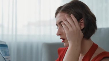 Stresli genç bayanın kredi kartı borçlarıyla ilgili mali sorunları var. Kötü kişisel para ve mortgage ödeme yönetimi krizinden korunmak için. Kadınlar aşırı harcama yüzünden finansal iflastan endişe ediyorlar.
