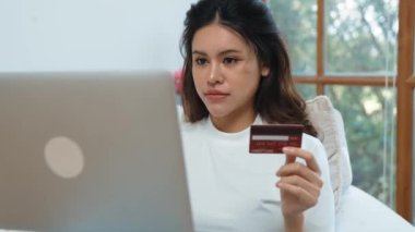 Kadın alışverişi ya da internet pazarında online ödeme modern yaşam tarzı için satılık eşyalar arıyor ve canlı siber güvenlik yazılımı tarafından korunan cüzdandan çevrimiçi ödeme için kredi kartı kullanıyor