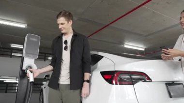 Yavaş çekim çift uygulama ekranında elektrikli araba aküsü şarj durumu, menzil ve şarj limitini kontrol ediyor. Akıllı teknoloji aygıtı, EV arabasının araba aküsündeki elektrik depolama verilerini şarj ettiğini gösteriyor..