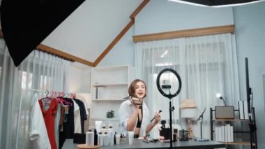 Kadın Etkilenen Vlog video görüntülerini canlı yayınlıyor Makyaj primi sosyal medya veya blog. Kozmetik stüdyosu ışıklandırmalı mutlu genç kız çevrimiçi pazarlama oturumu yayını için..