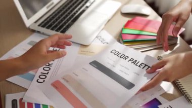Grafik tasarımı için renk seçimi yapan ve beyin fırtınası yapan iki tasarımcının yavaş çekim çekimi ya da tasarım bürosunda kromatik danışmanlık hizmeti isteyen bir müşteri. Değiştirilmiş