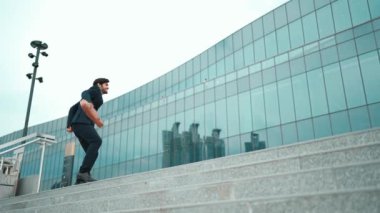 Başarılı bir iş adamı yürürken satışların artmasını kutluyor. Mutlu proje yöneticisi ya da erkek lider başarılı bir projeyle gurur duyuyor, terfi alıyor, iş buluyor. Aşırı sevinç ve mutluluk. Sevinçli..