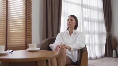 Psikolojik konsültasyon zihinsel problemde iyileşme kaydediyor, genç hasta terapi seansında, psikiyatrist de akıl hastalıkları konusunda tanı koyuyor. Zihinsel tedavi seansı. Düzenle