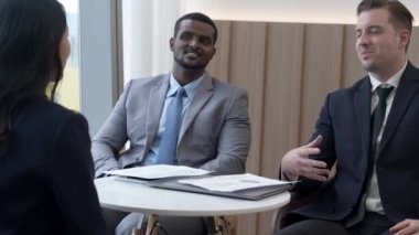 Şehir siluetine bakan süslü ofis, çeşitlilik uzmanlığı iddialı iş genişletme veya stratejik pazarlama tartışmaları. Finansal danışman, danışmanlık sektörü öngörüleri ve fikir verir