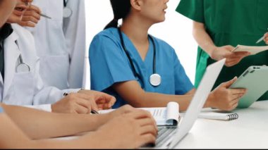 Hastane masasında birlikte çalışan ve tıbbi tedavi ya da sağlık hizmeti planlayan profesyonel bir grup. Takım çalışması başarılı hastalıklara ve hastalıklara yol açar. Ağır çekim. Katı.