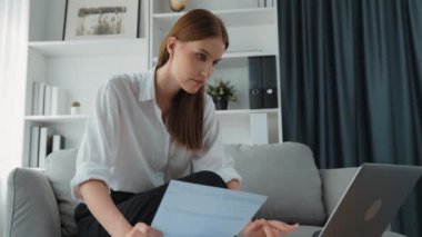 Stresli genç bayanın kredi kartı borçlarıyla ilgili mali sorunları var. Kötü kişisel para ve mortgage ödeme yönetimi krizinden korunmak için. Kadınlar aşırı harcama yüzünden finansal iflastan endişe ediyorlar.