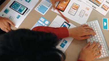 Mobil uygulama ya da web sitesi için kullanıcı arayüzü prototipi planlayan şirket çalışanlarının en iyi görünüm videosu. UX UI tasarımcı beyin fırtınası kullanıcı dostu arayüz planı. Sinerjik