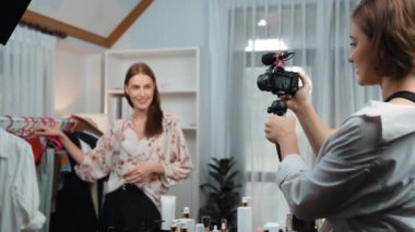 İki kadın nüfuzlu kişi canlı yayın yapan video klip eleştirisi kıyafetlerini sosyal medyada ya da blogda yayınlıyor. Stüdyo ışıklandırmalı mutlu genç kız çevrimiçi pazarlama oturumu yayını için..