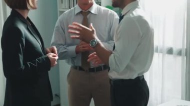 Profesyonel mühendis ekibi gündelik giysiler içinde metal teçhizatlı, hesap makineli, yapışkan notlu türbin motor yapısından bahsediyor. Durup toplantıya katılan bir grup teknisyen. Hizalama.