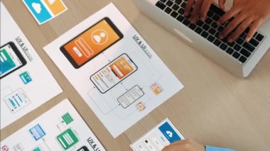 Mobil uygulama ya da web sitesi için kullanıcı arayüzü prototipi planlayan şirket çalışanlarının en iyi görünüm videosu. UX UI tasarımcı beyin fırtınası kullanıcı dostu arayüz planı. Sinerjik