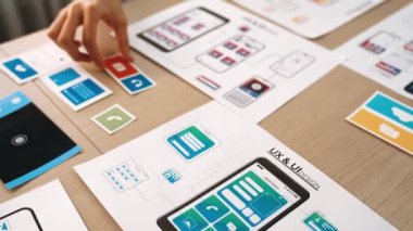 Mobil uygulama ya da web sitesi için kullanıcı arayüzü prototipi planlayan şirket çalışanlarının panorama videosu. UX UI tasarım beyin fırtınası kullanıcı dostu arayüz planı tasarlıyor. Sinerjik