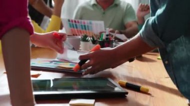 Yapışkan notlar üzerine yönetici yazma fikrinin en üst görüntüsü ve web tasarımı hakkındaki fikri açıkla. Profesyonel pazarlama ekibi ya da programcı renk paletli tablete bakarken beyin fırtınası fikri. Sempozyum.