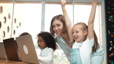 Akıllı öğrenci, öğretmen STEM teknoloji sınıfındaki ekran ve kontrol sistemine bakarken başarılı projeyi kutluyor. Çeşitli programlama mühendislik kodları ya da kodlama komutları. Etkinlik.