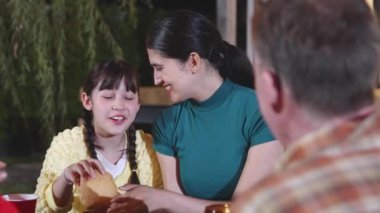 Aile, bahçede tatil kutlaması için bir araya geldi. Aile üyeleri, yemeğe. Açık hava kamp aktivitesi yemekle rahatlamak ve nesiller arası tatlı akrabalarla vakit geçirmek için. Uyumsuzluk.